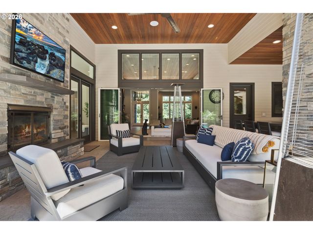 27207 Sw PETES MOUNTAIN Rd, West Linn, OR 97068