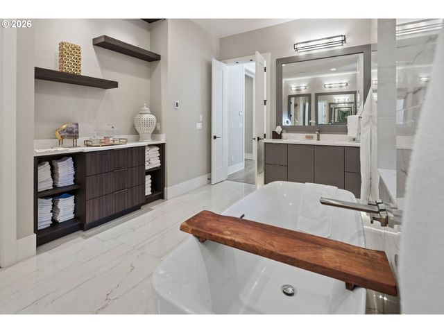 27207 Sw PETES MOUNTAIN Rd, West Linn, OR 97068