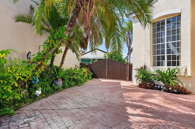 15500 SW 99th Ln, Miami, FL 33196