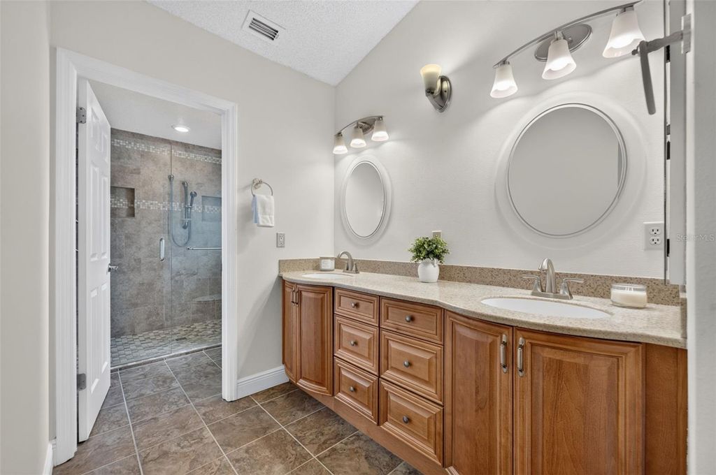 Image 18 of property listing at 2925 EAGLE LAKE DRIVE, Orlando, FL 32837
