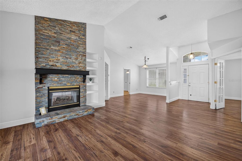 Image 8 of property listing at 2925 EAGLE LAKE DRIVE, Orlando, FL 32837