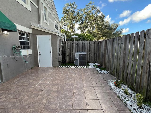 5150 Lake Loop Rd, Cooper City, FL 33330