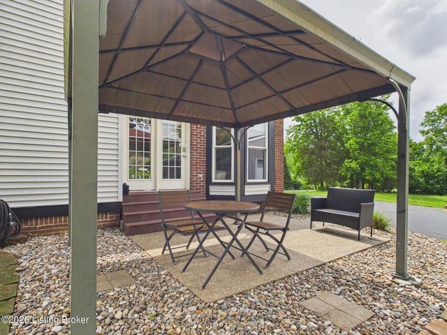 2115 Fox Trail Dr, La Grange, KY 40031
