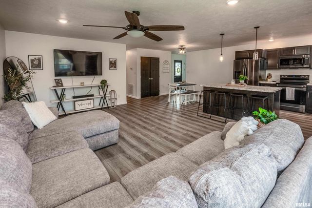 306 S PENNSYLVANIA Avenue, Carterville, IL 62918