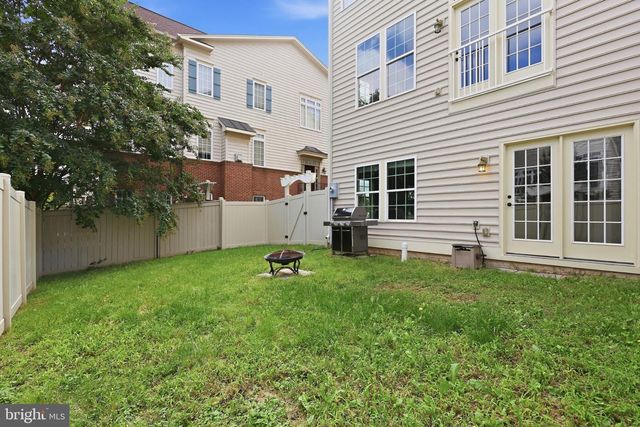 24958 ASHGARTEN DR, Chantilly, VA 20152
