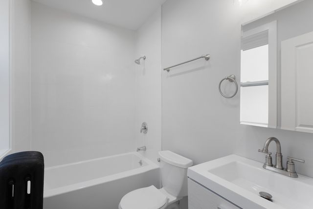 7381 N Damen Avenue 3E, Chicago, IL 60645
