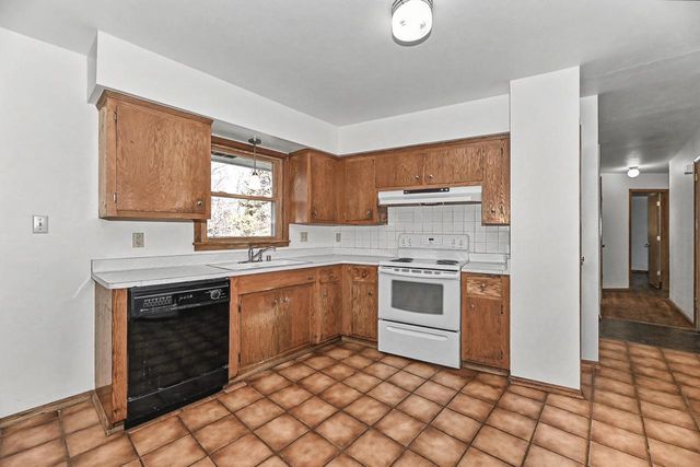 2000 S Woodlawn DRIVE, New Berlin, WI 53146