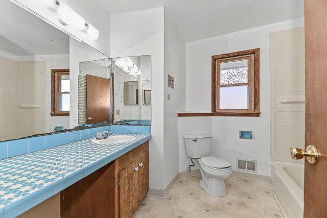 2000 S Woodlawn DRIVE, New Berlin, WI 53146