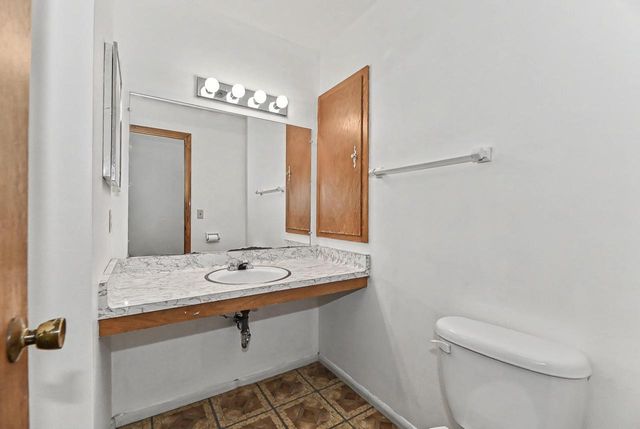 2000 S Woodlawn DRIVE, New Berlin, WI 53146