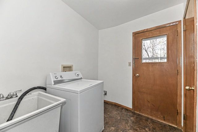 2000 S Woodlawn DRIVE, New Berlin, WI 53146