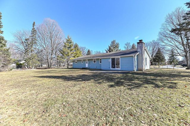 2000 S Woodlawn DRIVE, New Berlin, WI 53146
