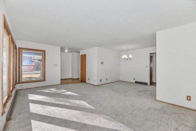 2000 S Woodlawn DRIVE, New Berlin, WI 53146