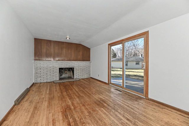 2000 S Woodlawn DRIVE, New Berlin, WI 53146