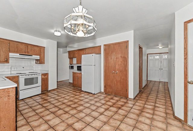 2000 S Woodlawn DRIVE, New Berlin, WI 53146