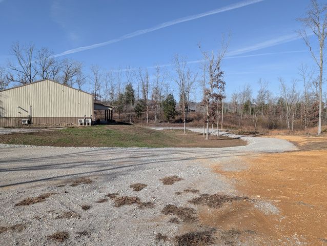 400 Toms Creek Lake Rd, Linden, TN 37096