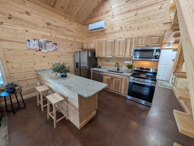 400 Toms Creek Lake Rd, Linden, TN 37096