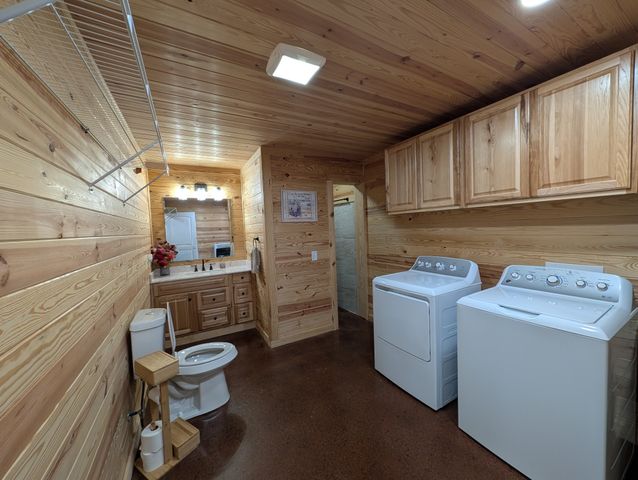 400 Toms Creek Lake Rd, Linden, TN 37096