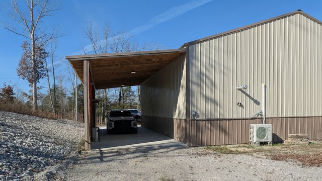 400 Toms Creek Lake Rd, Linden, TN 37096