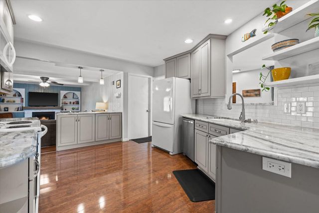 15450 W Elmont LANE, New Berlin, WI 53151