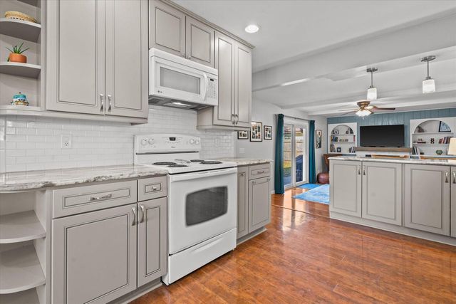 15450 W Elmont LANE, New Berlin, WI 53151