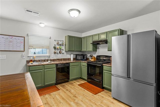 3985 Village Park Court, Winston-salem, NC 27127