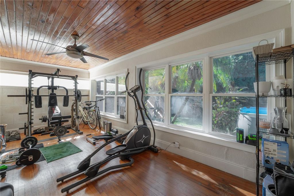 Image 11 of property listing at 3138 W EUCLID AVENUE, Tampa, FL 33629