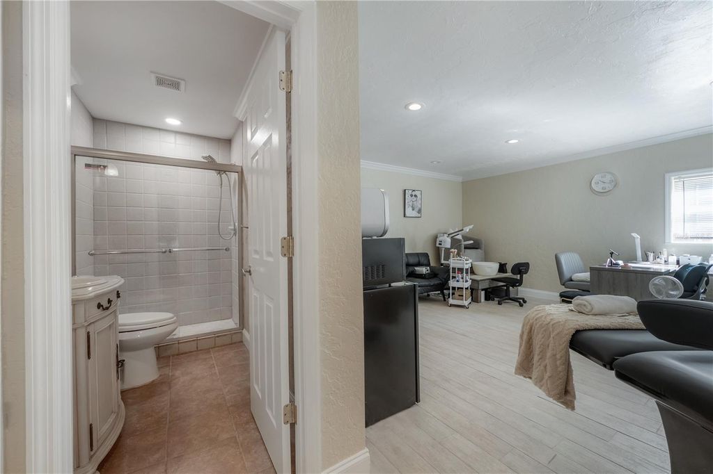 Image 13 of property listing at 3138 W EUCLID AVENUE, Tampa, FL 33629
