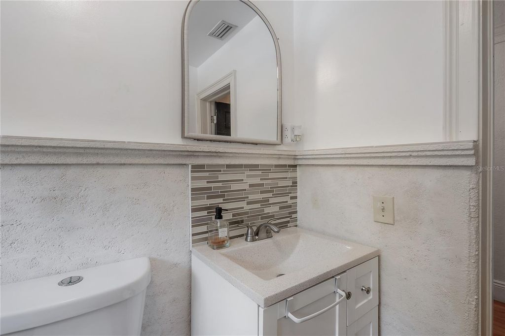 Image 18 of property listing at 3138 W EUCLID AVENUE, Tampa, FL 33629