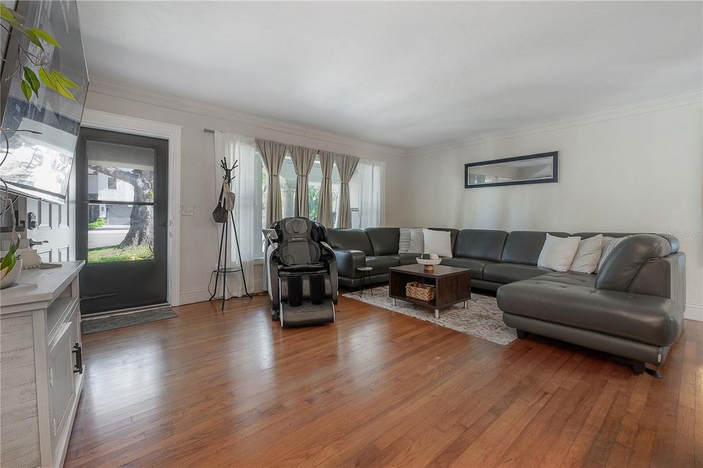 Image 3 of property listing at 3138 W EUCLID AVENUE, Tampa, FL 33629