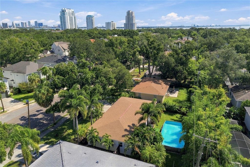 Image 27 of property listing at 3138 W EUCLID AVENUE, Tampa, FL 33629