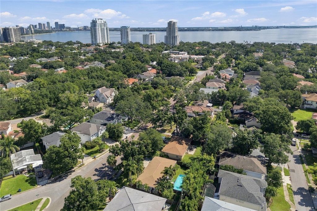 Image 28 of property listing at 3138 W EUCLID AVENUE, Tampa, FL 33629
