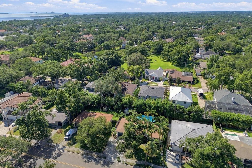 Image 29 of property listing at 3138 W EUCLID AVENUE, Tampa, FL 33629