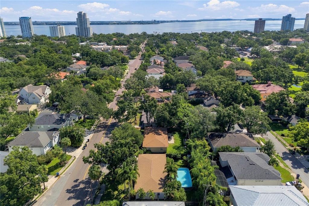 Image 30 of property listing at 3138 W EUCLID AVENUE, Tampa, FL 33629