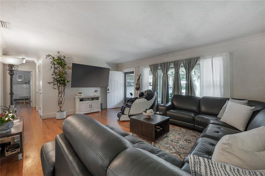 Image 4 of property listing at 3138 W EUCLID AVENUE, Tampa, FL 33629