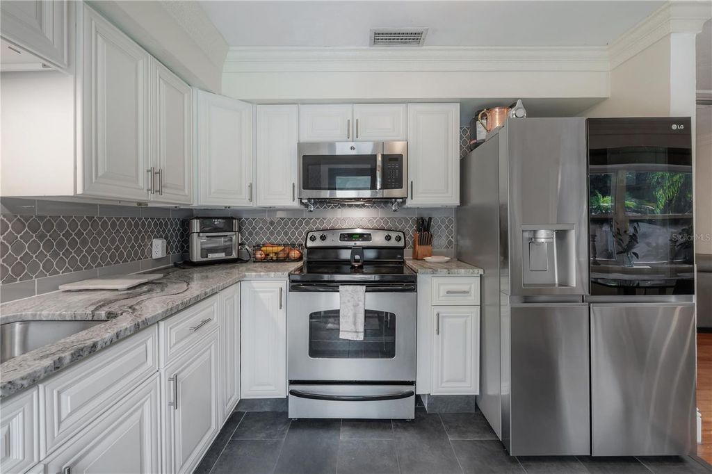 Image 6 of property listing at 3138 W EUCLID AVENUE, Tampa, FL 33629