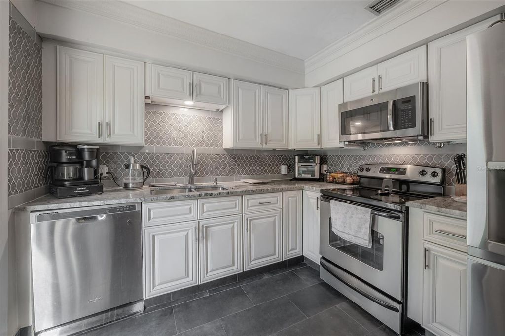 Image 7 of property listing at 3138 W EUCLID AVENUE, Tampa, FL 33629