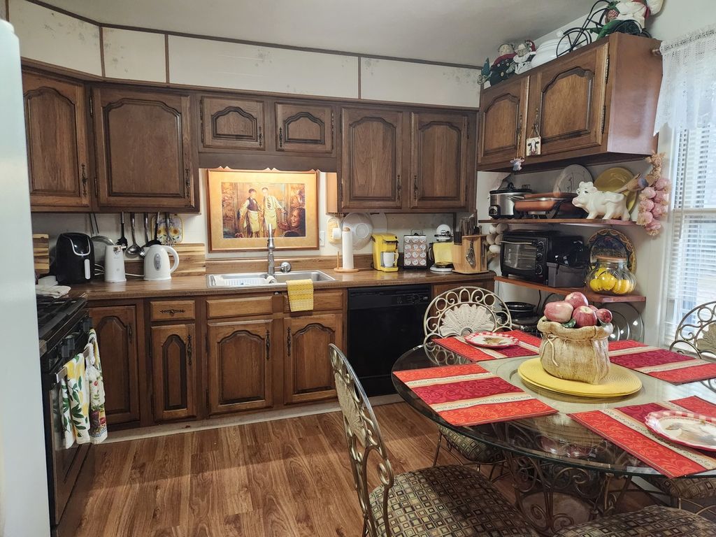 Image 3 of property listing at 1412 Holly Street, Centralia, IL 62801