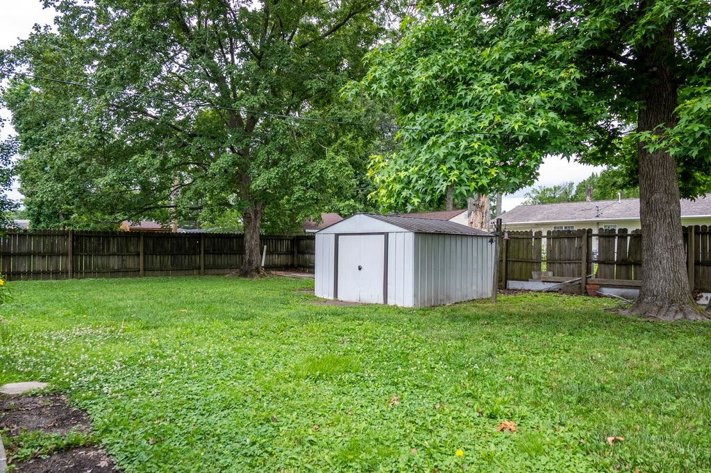 Image 22 of property listing at 1412 Holly Street, Centralia, IL 62801