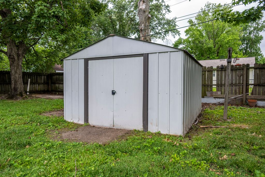 Image 23 of property listing at 1412 Holly Street, Centralia, IL 62801