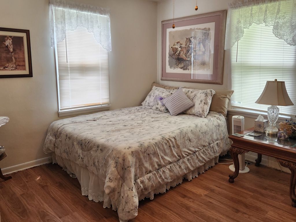 Image 5 of property listing at 1412 Holly Street, Centralia, IL 62801