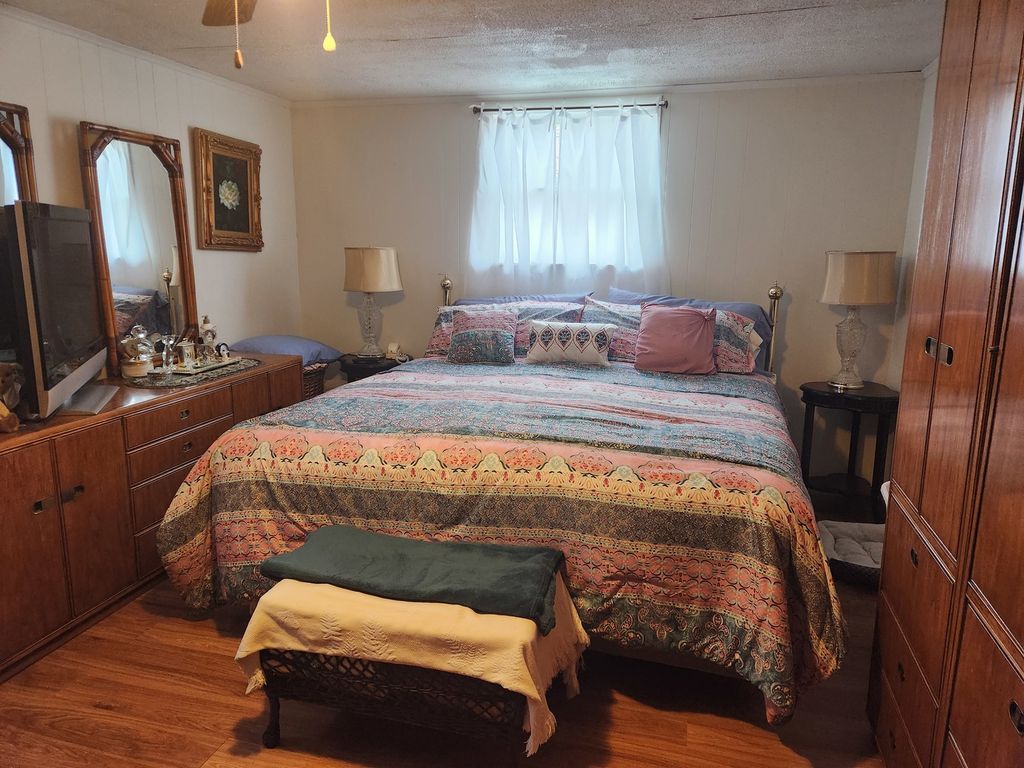 Image 8 of property listing at 1412 Holly Street, Centralia, IL 62801