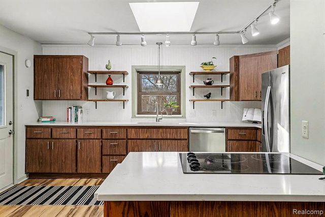 1660 Giddings Road, Pontiac, MI 48340