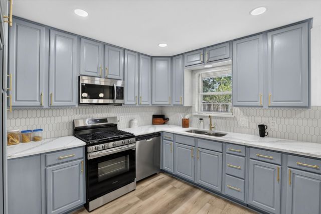 1207 College Oaks Drive, Arlington, TX 76010