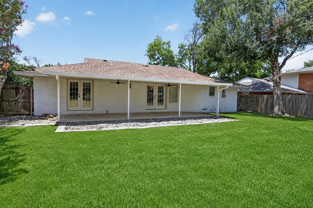 1207 College Oaks Drive, Arlington, TX 76010