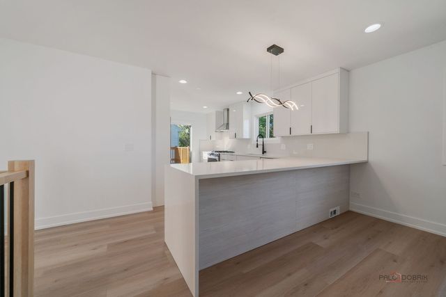 112 Ironwood Court, Rolling Meadows, IL 60008