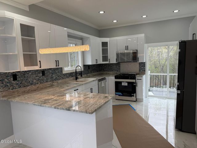 81 Morris Road, Schenectady, NY 12304