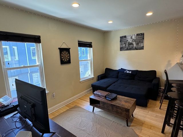 5 Saint James Pl 5, Boston, MA 02119