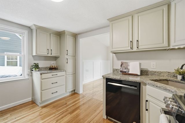 23 Gilman St, Springfield, MA 01118