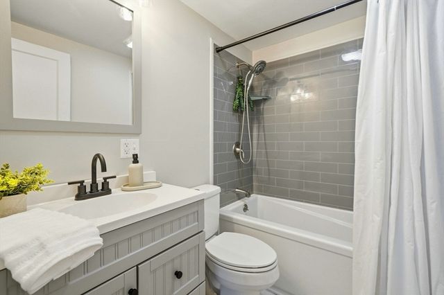 23 Gilman St, Springfield, MA 01118