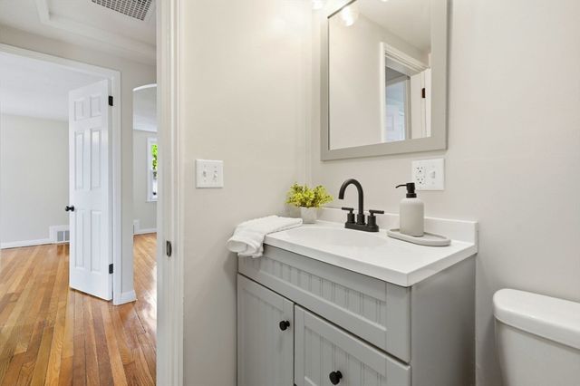 23 Gilman St, Springfield, MA 01118